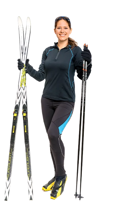 MMag. Anita Schmidt-Pöstion ist in Langlaufmontur mit Skiern und Stöcken ausgestattet – bereit für sportliche Abenteuer im Schnee.