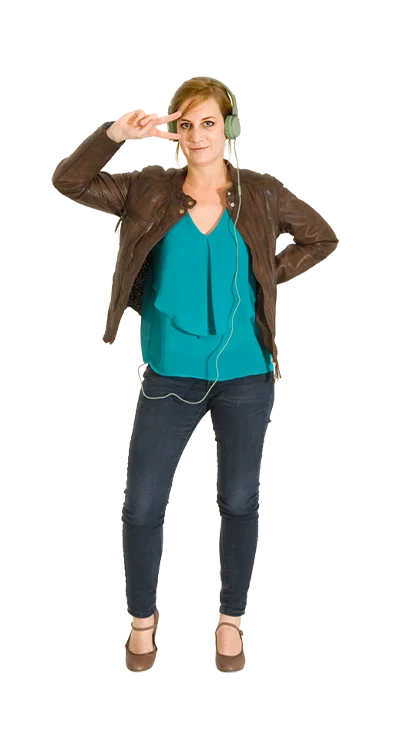 Mag. Barbara Khayat-Platzl, BSc (WU) trägt Kopfhörer, eine Lederjacke und bewegt sich rhythmisch zur Musik – Musik begleitet sie mit Stil und Energie durch den Tag.