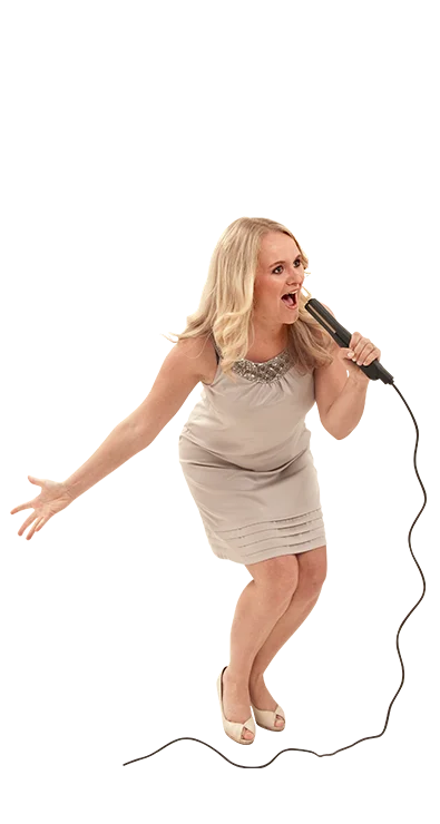 Mag. Kerstin Hofer singt voller Leidenschaft in ein Mikrofon, trägt ein elegantes Kleid und steht in dynamischer Pose – Musik ist pure Lebensfreude.