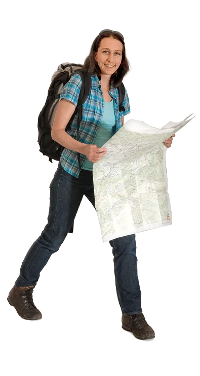 Dipl. Math. Dipl. Psych. Klara Kögerler trägt Wanderschuhe und Rucksack, hält eine ausgebreitete Wanderkarte in der Hand – naturverbunden, zielstrebig und abenteuerlustig.