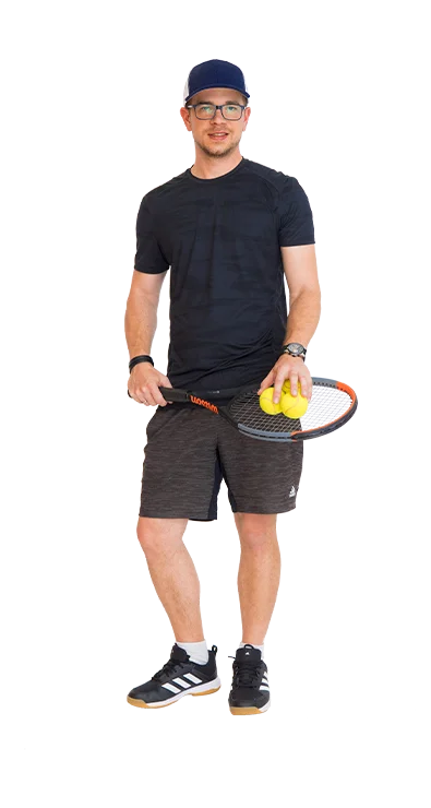 Matthias Kausel, MSc (WU) steht im Sportoutfit mit Tennisschläger in der Hand und zwei Tennisbällen – sportlich, fokussiert und bereit für das nächste Match.
