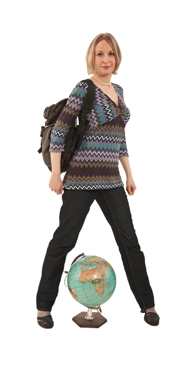 Mag. Sonja Ehrenberger steht mit Rucksack aufrecht über einem Globus, bereit für neue Abenteuer – reiselustig, zielstrebig und voller Entdeckergeist.