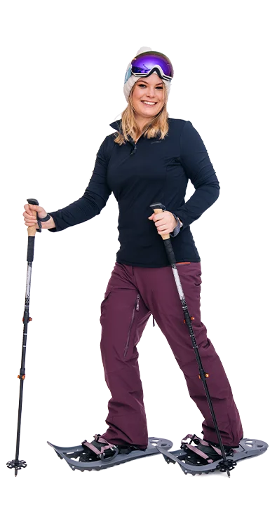 Sophie Scharf, Bakk. BA mit Schneeschuhen, Winterkleidung und Skibrille unterwegs im Schnee – sportlich, gut gelaunt und bereit für winterliche Ausflüge.