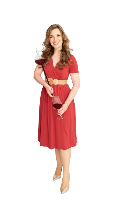 Viktoria Groiß, MA hält ein Weinthermometer in der einen und ein Weinglas in der anderen Hand – als leidenschaftliche Weinliebhaberin sind ihr Details wichtig.