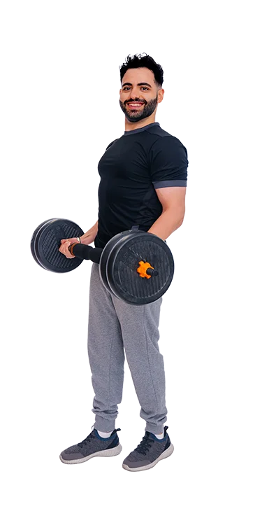 Youssef Kawmi trägt sportliche Kleidung und hebt zwei schwere Hanteln mit einem energischen Lächeln – bereit fürs Workout.
