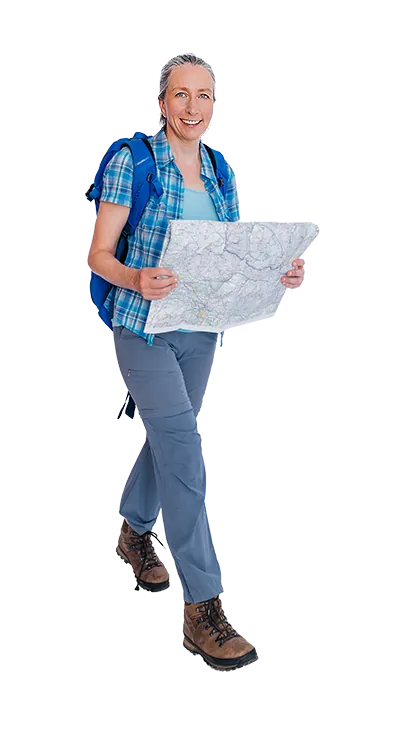 Dipl. Math. Dipl. Psych. Klara Kögerler wandert mit Rucksack und grosser Landkarte in den Händen lächelnd nach vorne - naturverbunden, zielstrebig und voller Entdeckerfreude.